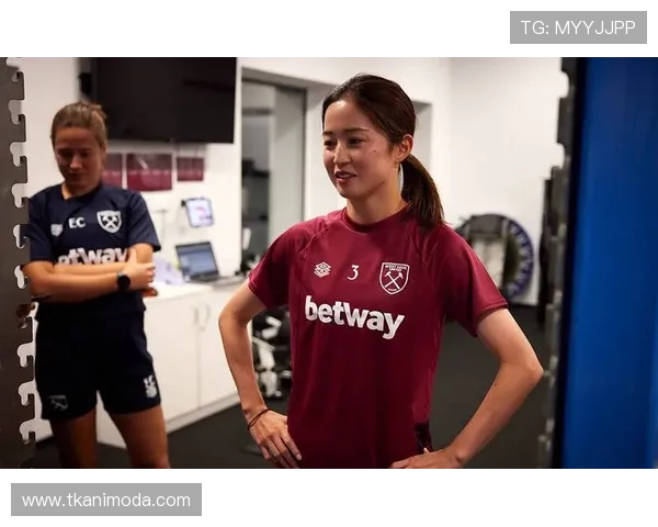 世界杯美女系列：足球场边的靓丽风景与青春活力展现